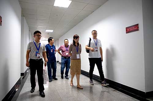 高付博先生在化学化工学院教师引领下参观实验室并与师生亲切交流-1.jpg