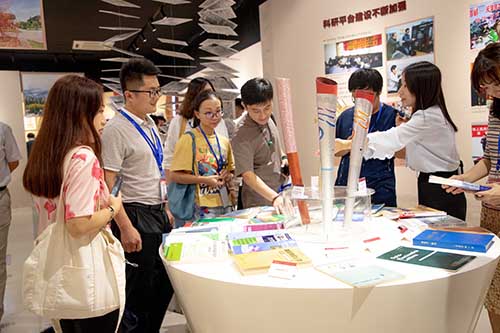 高付博先生作为优秀校友代表受邀参观理工大学校史馆并题词留念.jpg