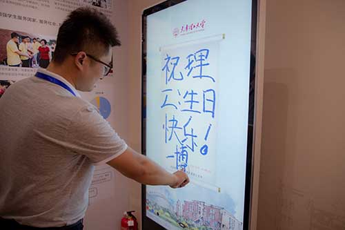 高付博先生作为优秀校友代表受邀参观理工大学校史馆并题词留念-1.jpg